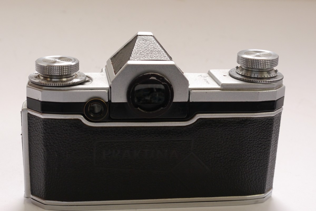 Praktina IIa 35mm SLR with built-in direct finder + Carl Zeiss