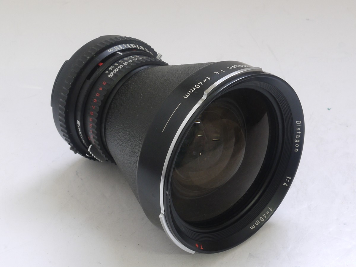 Carl Zeiss 40mm f4 Distagon T* black Hasselblad V mount lens with Synchro Compur shutter, makers caps & makjers Tan leather case 4 Carl Zeiss 40mm f4 Distagon T* black Hasselblad V mount lens with Synchro Compur shutter, makers caps & makjers Tan leather case