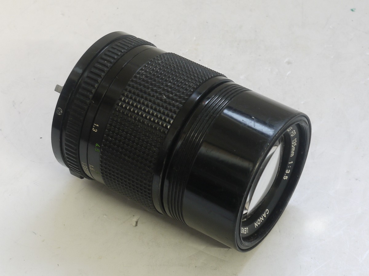 Canon 135mm f3.5 manual focus FD mount lens with built-in lens hood