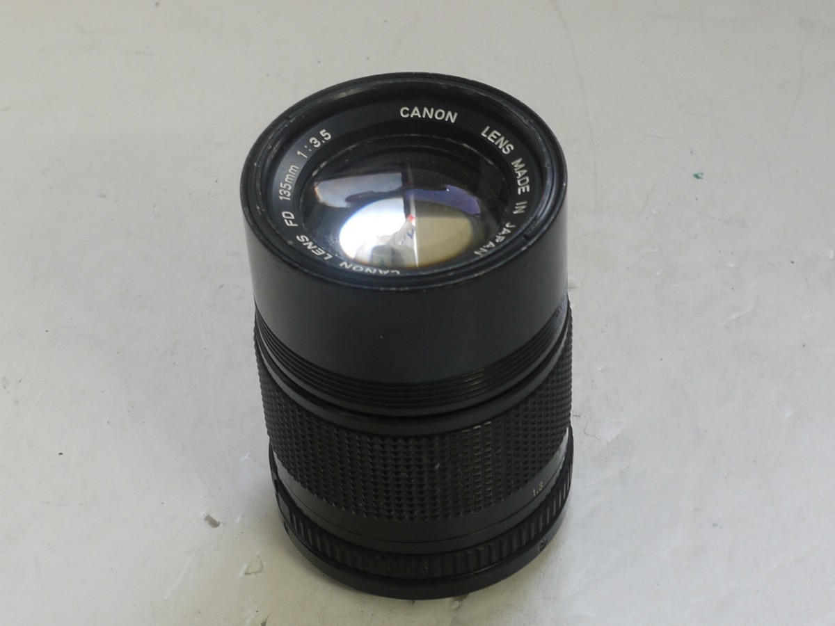 Canon 135mm f3 Canon 135mm f3.5 manual focus FD mount lens with built-in lens hood