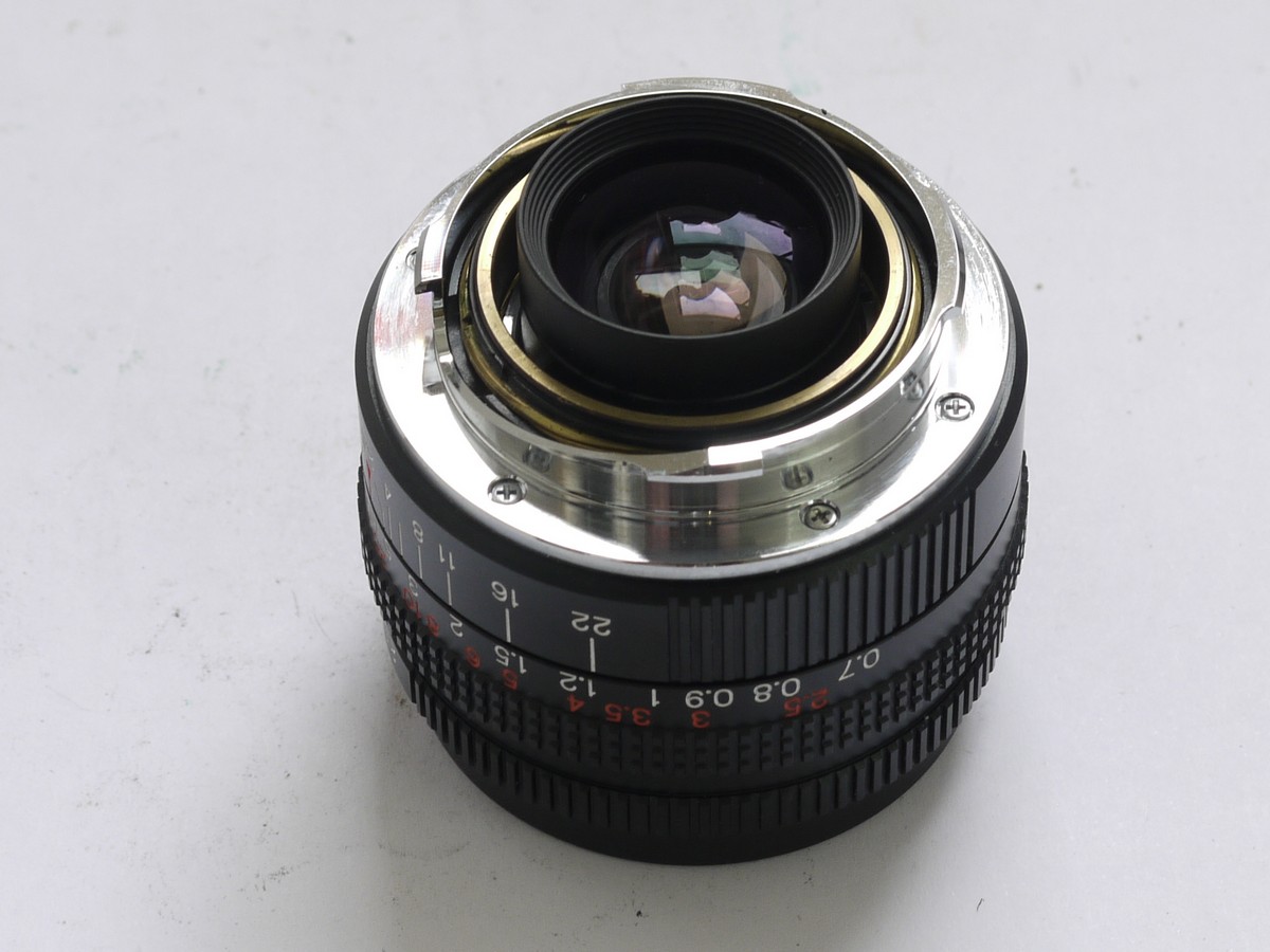 mwclassiccameras-20210430-187 Konica 28mm f2.8 M-Hexanon black Leica M mount lens + matching 46mm screw-in metal lens hood with vents (vent position is adjustable) & makers caps