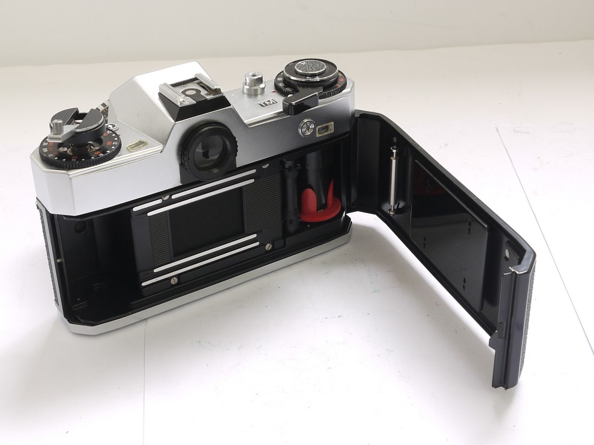 mwclassiccameras-20210430-204 Zeiss Ikon SL706 TM 35mm SLR, chrome, M42 screw mount + 50mm f1.8 Pancolar M42 lens, with front cap