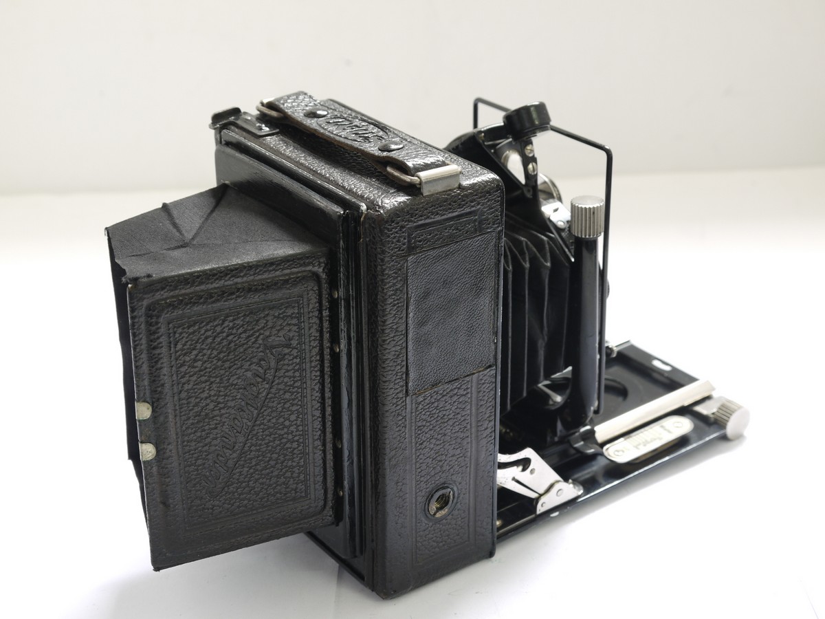 mwclassiccameras-20210430-79 Voigtlander AVUS 6x9 folding plate camera with 10.5cm f4.5 Skopar les in Compur shutter + two plate backs & leather carrying case