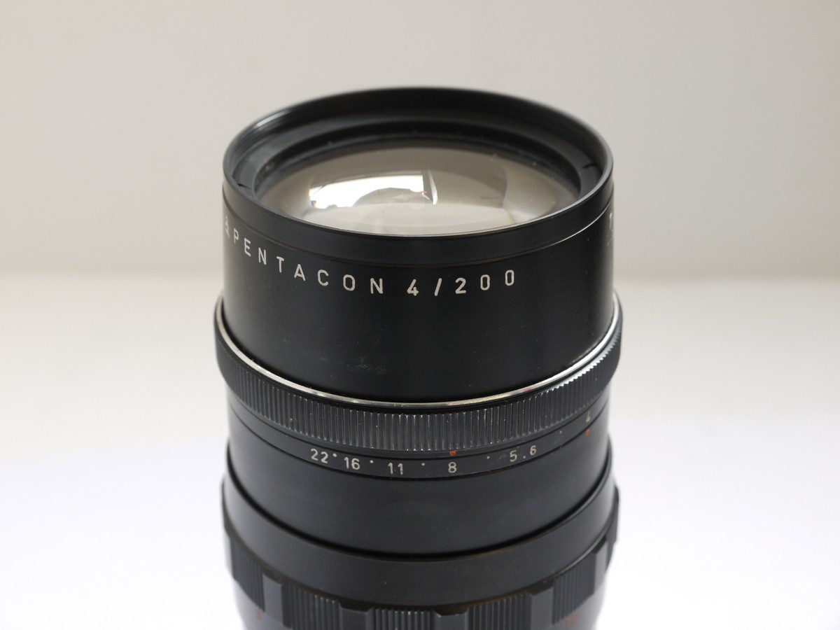 mwclassiccameras-20210513-203 Pentacon 200mm f4 telephoto lens with interchangeable Exakta mount + caps