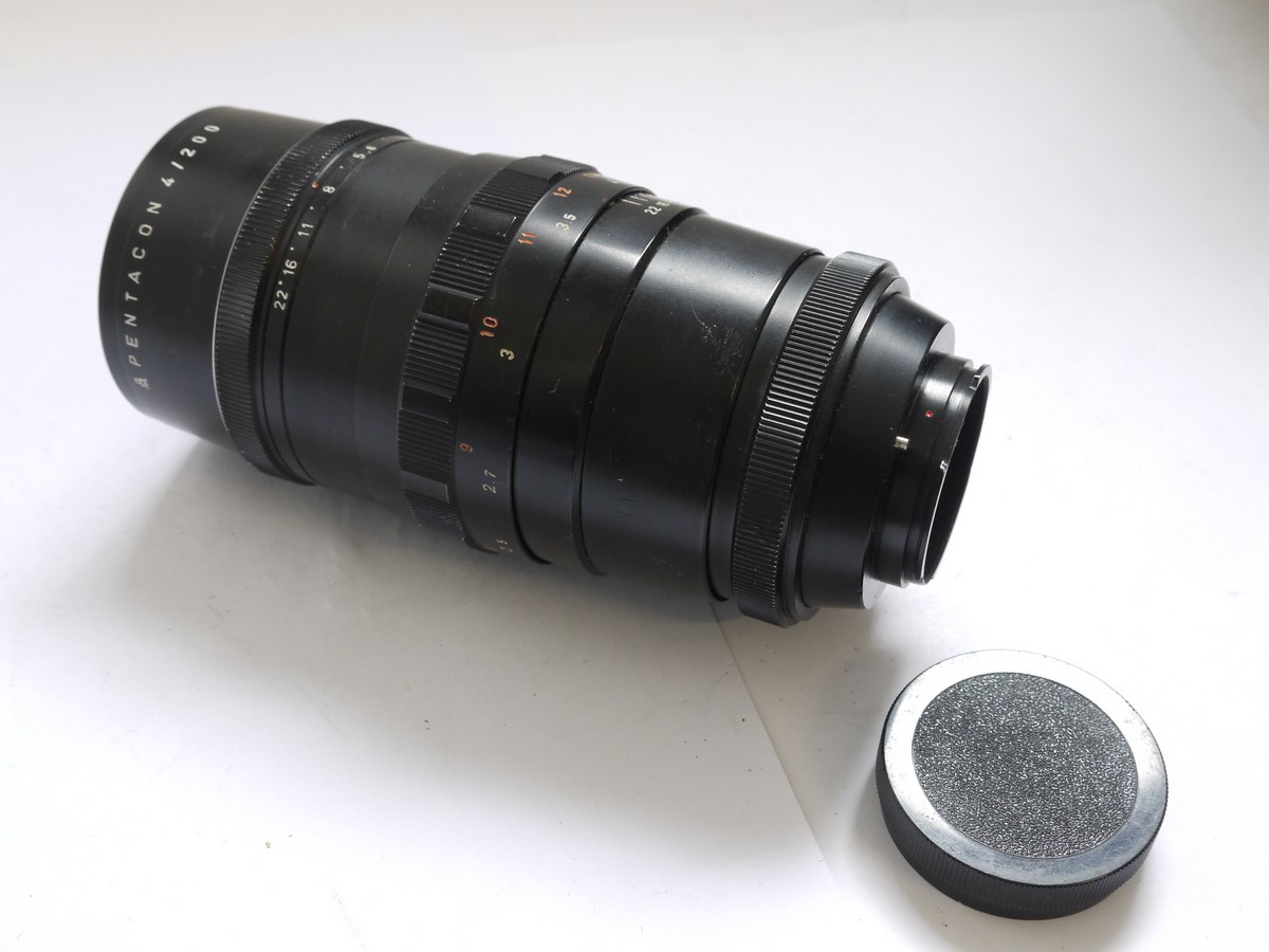 mwclassiccameras-20210513-205 Pentacon 200mm f4 telephoto lens with interchangeable Exakta mount + caps