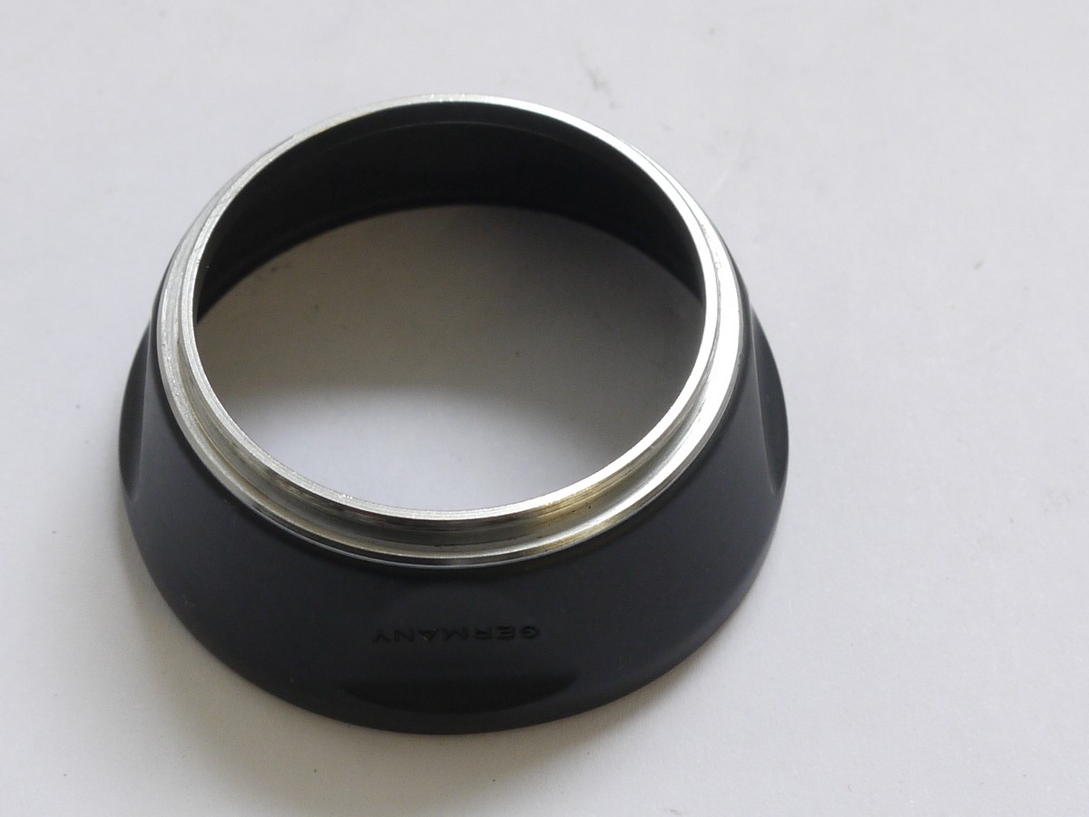 mwclassiccameras-20210513-327 Voigtlander 40.5mm screw-in black metal lens hood (310/41) for 35mm/50mm lenses