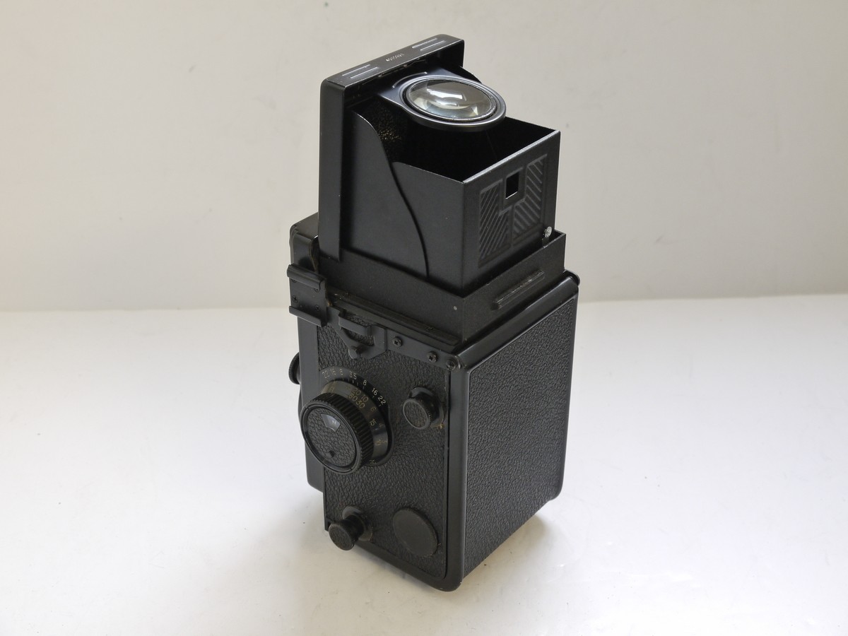 mwclassiccameras-20210513-402 Yashica Mat-124G 6x6 TLR, CDS metered, with 80mm f.5 Yashinon lens in Copal-SV shutter + makers ER case