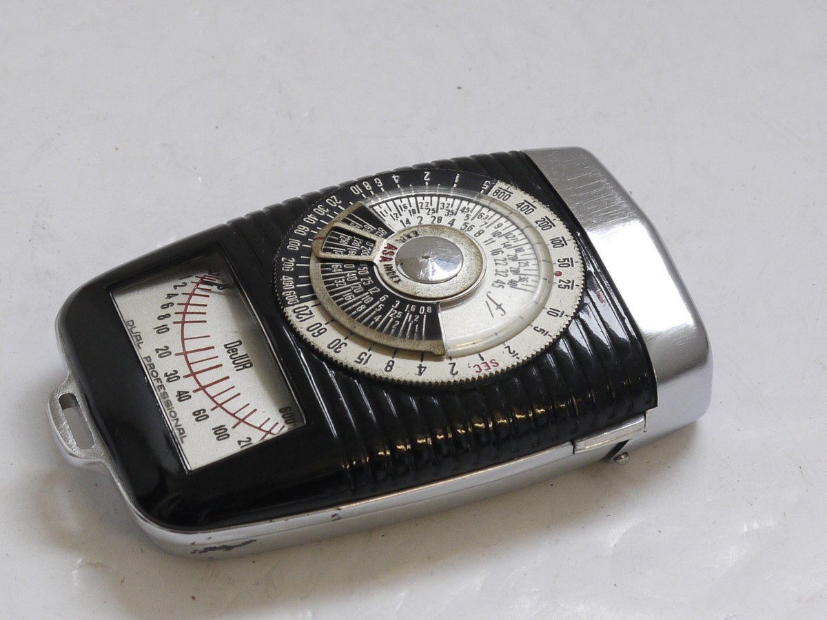 mwclassiccameras-20210521-183 DeJur Dual Lifetime Professional Selenium cell hand exposure meter with hinging front + makers presentation case