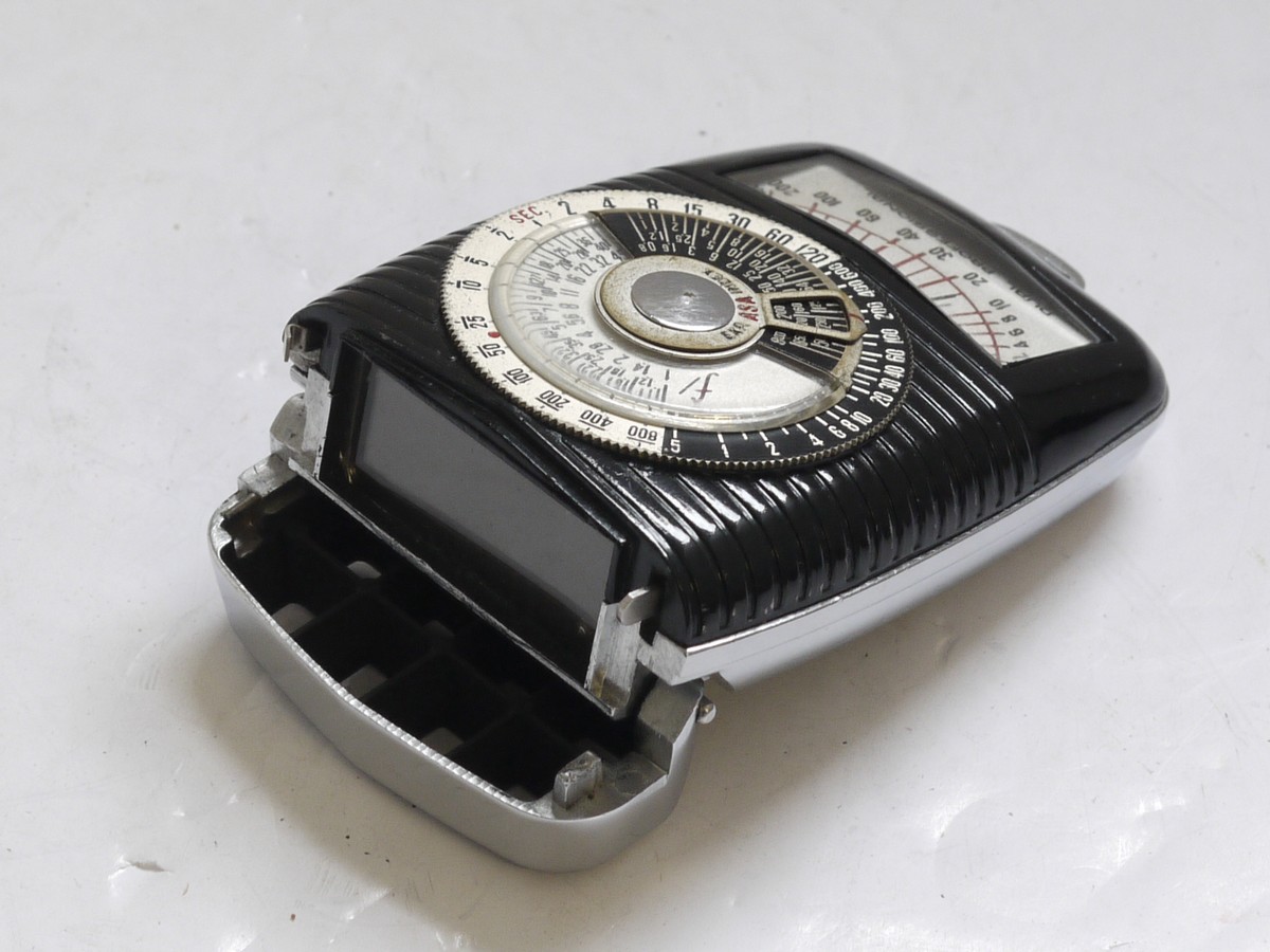 mwclassiccameras-20210521-185 DeJur Dual Lifetime Professional Selenium cell hand exposure meter with hinging front + makers presentation case