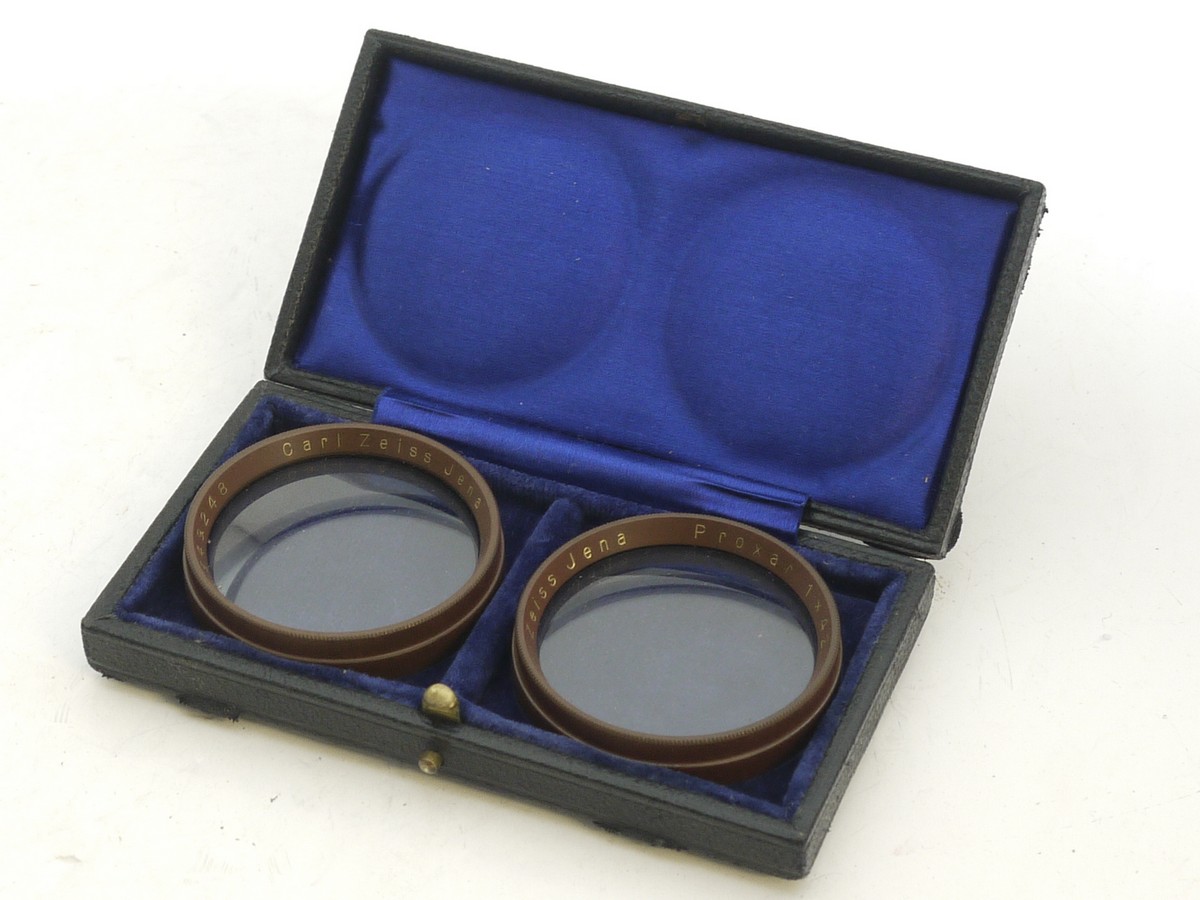 mwclassiccameras-20210521-192 Carl Zeiss Jena 42mm push-on Proxar 1 & 2 Close-Up lenses, brown rim + makers presentation case