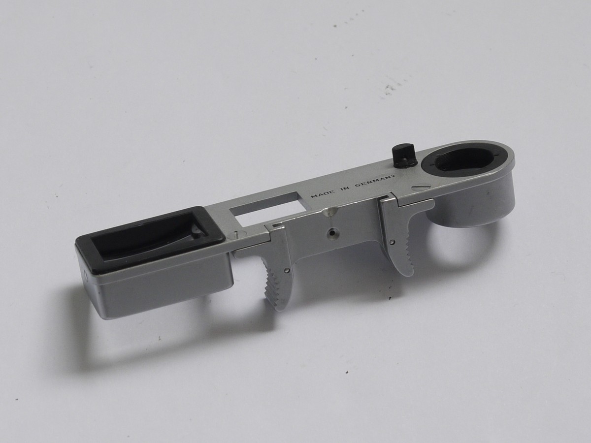 mwclassiccameras-20210625-85 Leitz Near Focus "Goggles" Spectacle finder for 50mm f2 Summicron-M close-Focus lens dual range lens