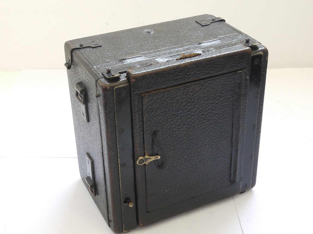 mwclassiccameras-20210702-143 Sanderson Junior box type plate camera with wooden interion, black leather covering, Red bellows & Goer 150mm f6.3 Series III lens in brass pneumatic lens. C1910. Wiuth Spirit-level, but no viewfinder