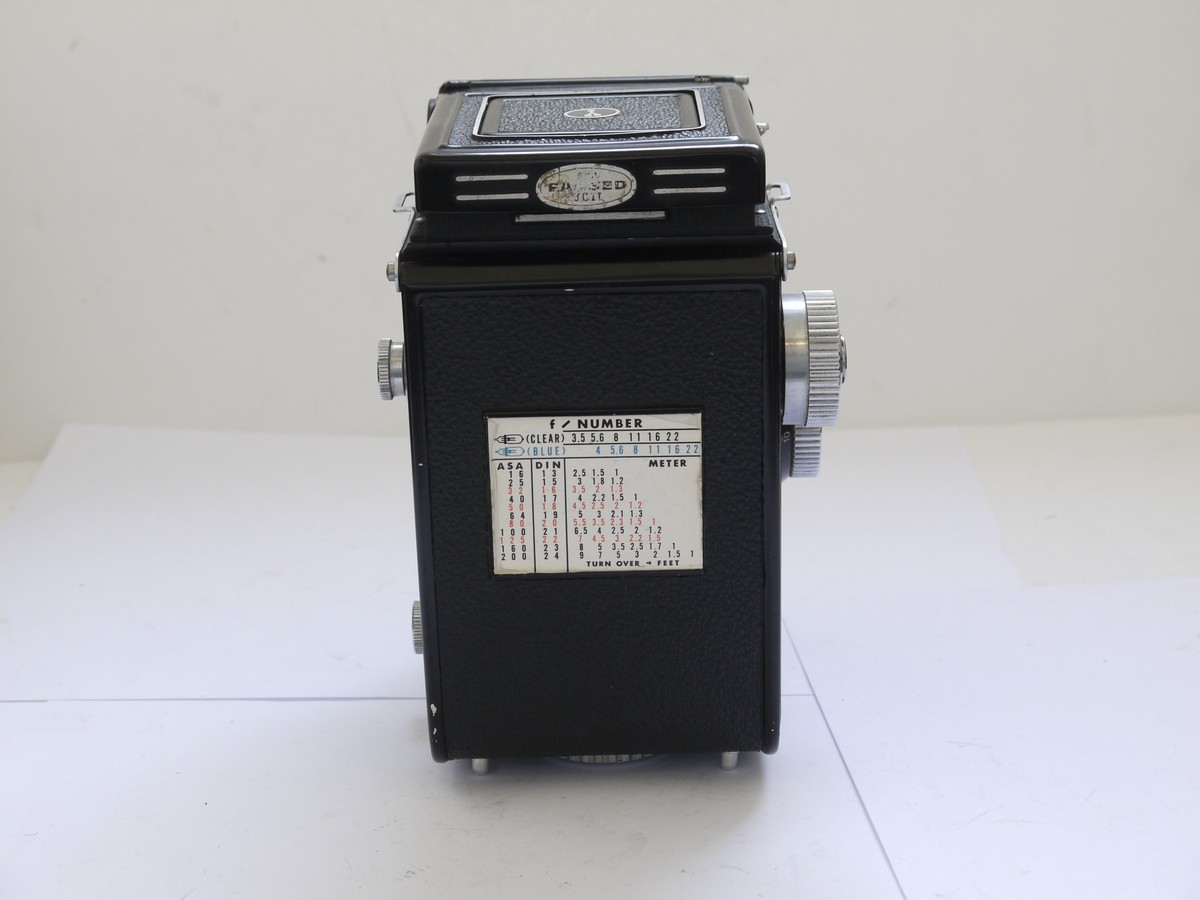 mwclassiccameras-20210702-161 Yashica-E 6x6 TLR Selenium metered, with 80mm f3.5 Yashinon lens. Has built-in flash bulb holder