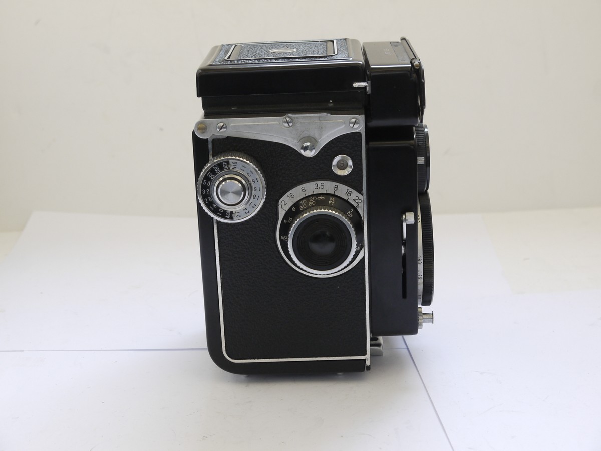 mwclassiccameras-20210702-162 Yashica-E 6x6 TLR Selenium metered, with 80mm f3.5 Yashinon lens. Has built-in flash bulb holder