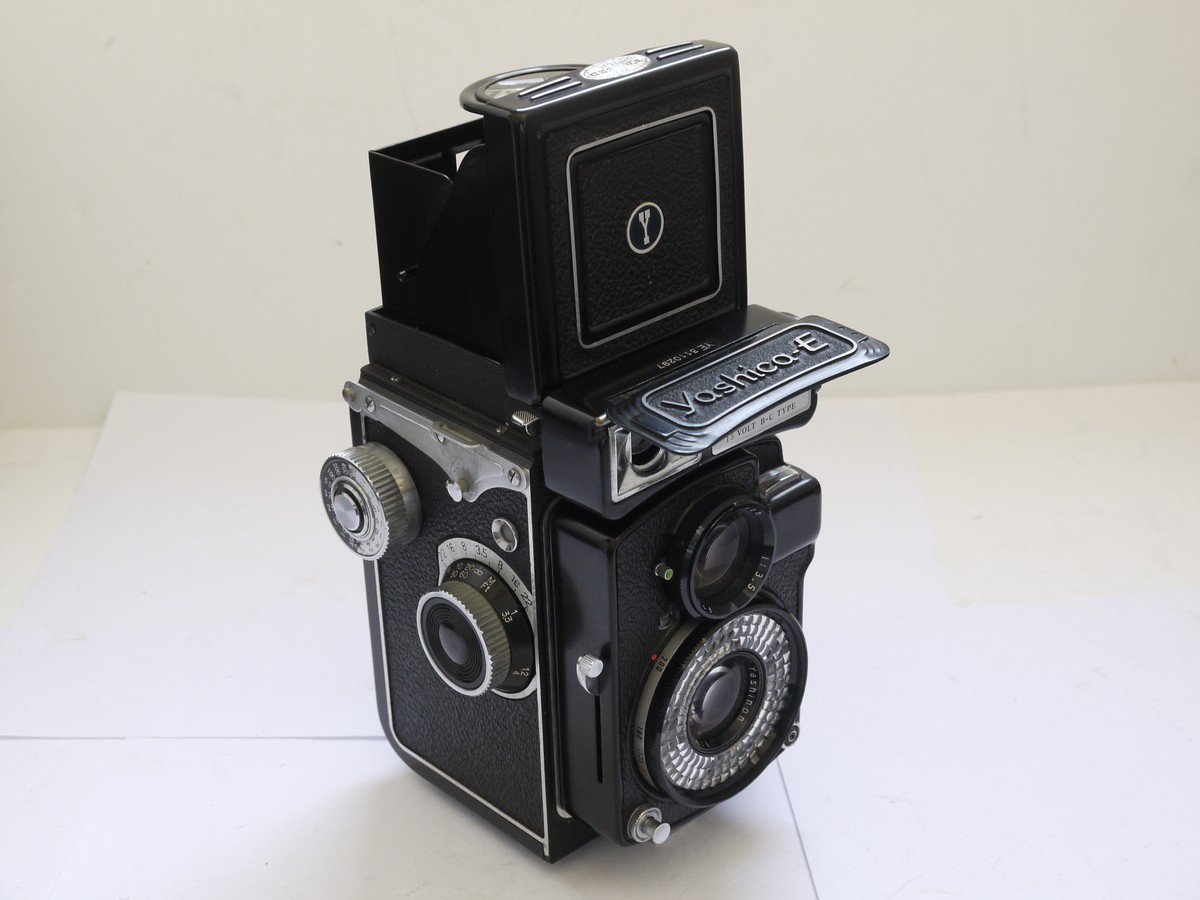 mwclassiccameras-20210702-163 Yashica-E 6x6 TLR Selenium metered, with 80mm f3.5 Yashinon lens. Has built-in flash bulb holder