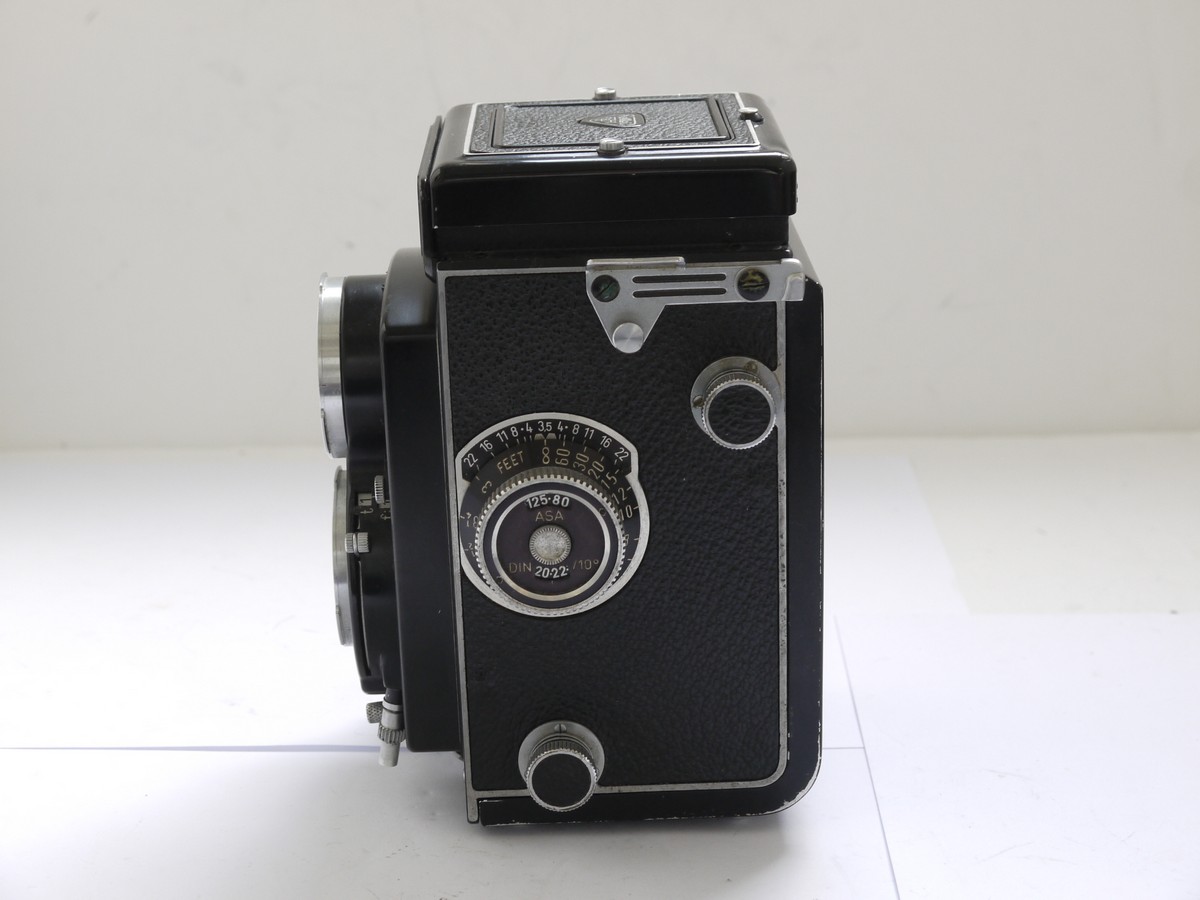 mwclassiccameras-20210702-84 Rolleicord Va Type 2 6x6 TLR (No.1923971) c1958-61 with 75mm f3.5 Xenar lens in Synchro Compur shutter