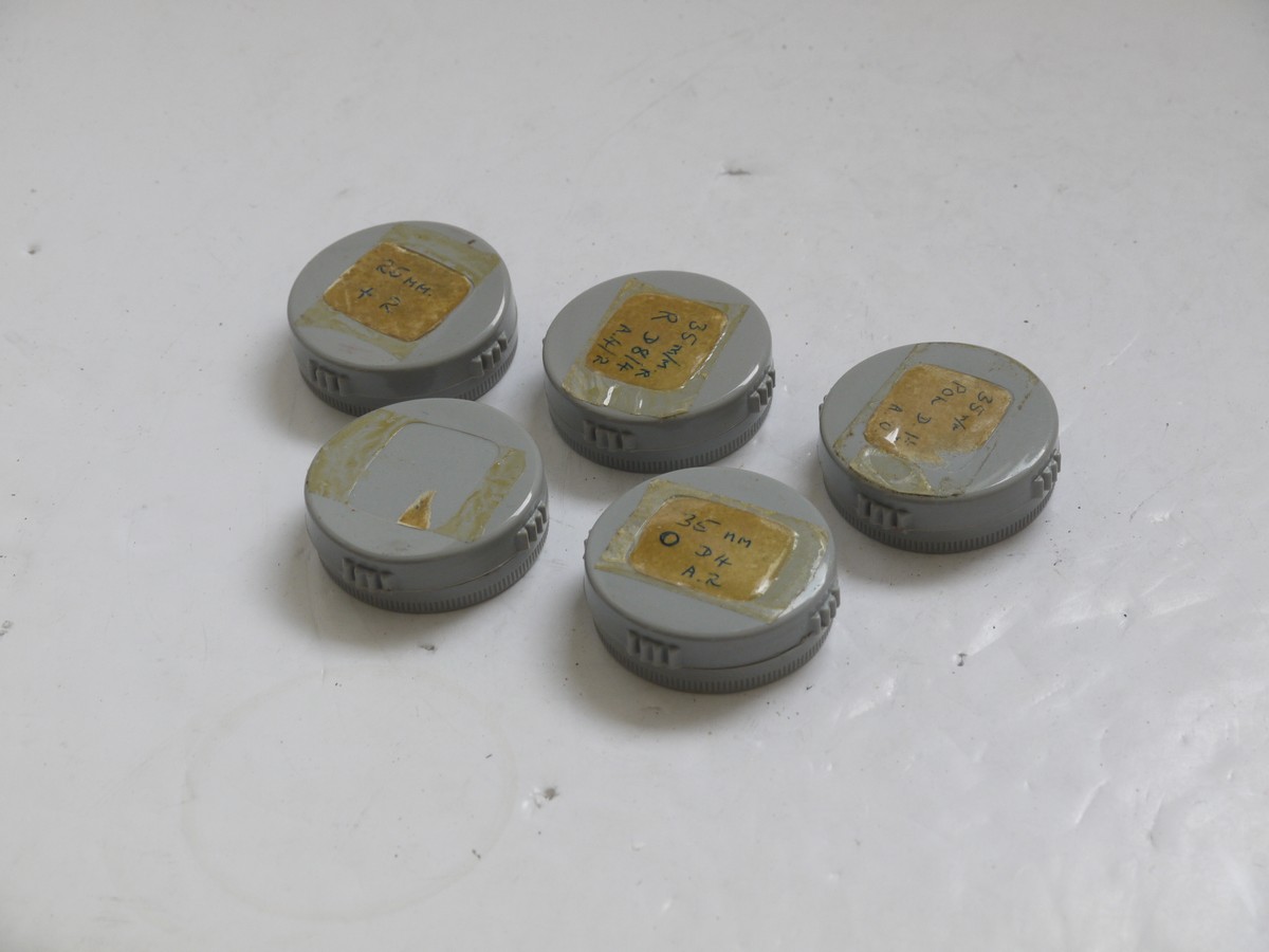 mwclassiccameras-20210709-110 Zeiss Ikon Set of Five x Bakelite Filter keeper cases, Grey Coloured, for 35-37mm diameter filters