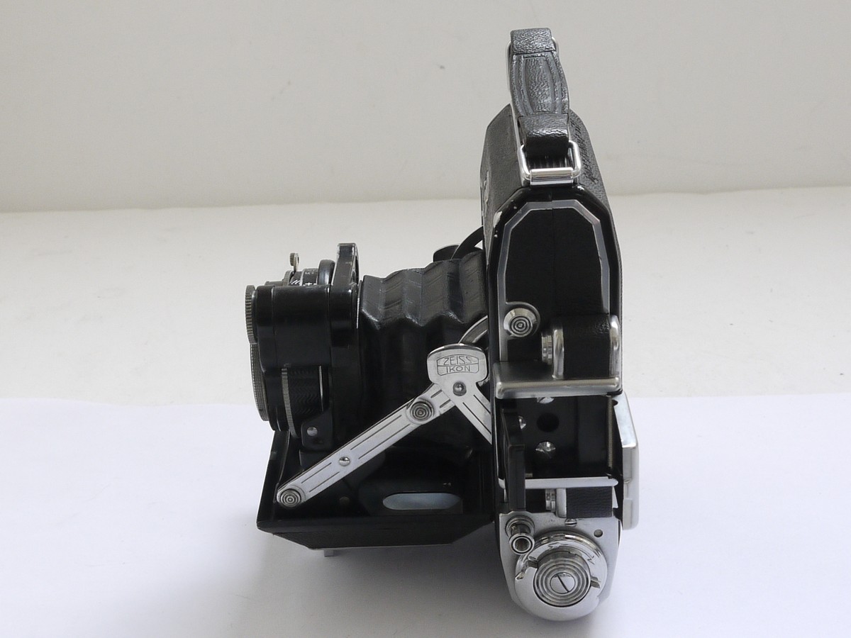mwclassiccameras-20210709-39 Zeiss Ikon Super Ikonta 531 6x4.5 folding coupled rangefinder camera with 7.5cm f3.5 Novar uncoated lens in Compur shutter