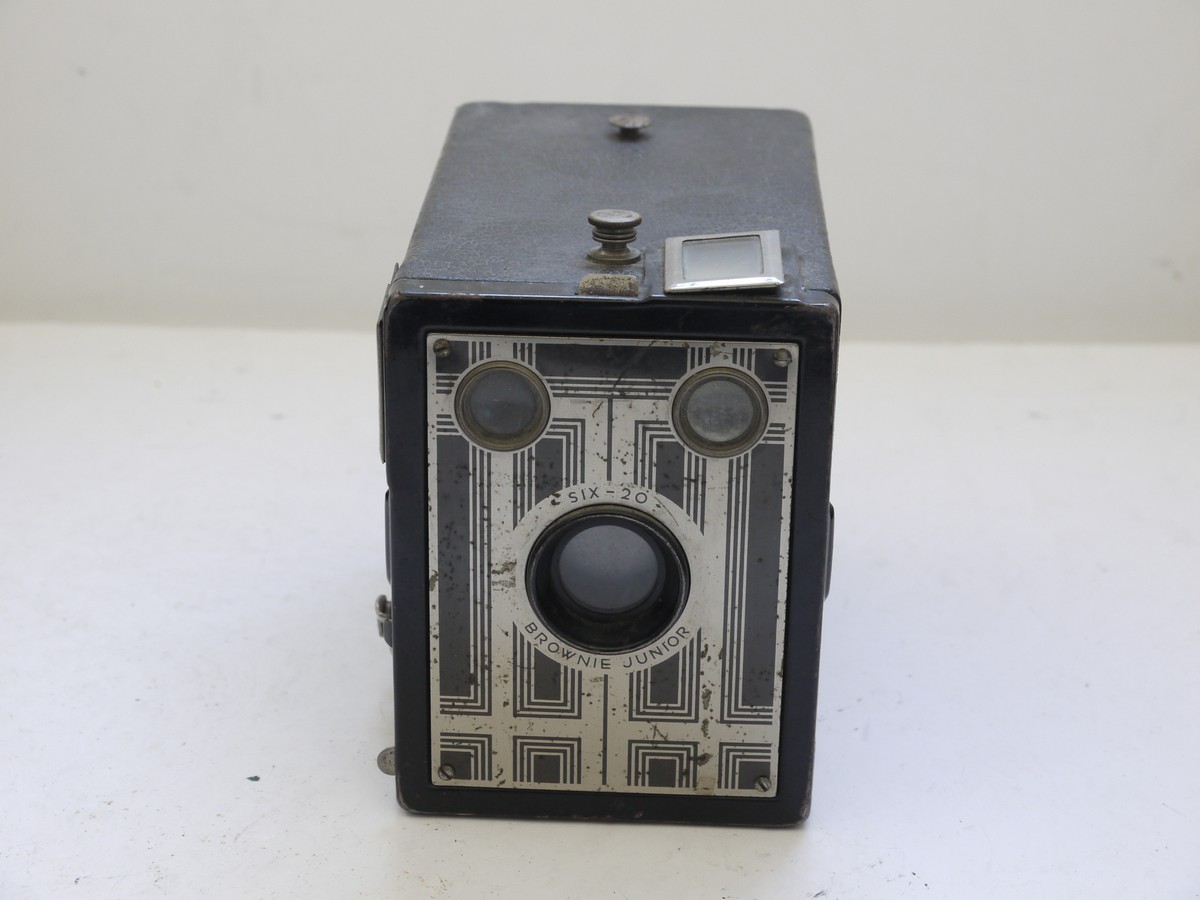 mwclassiccameras-20210716-322 Kodak Six-20 Brownie Junior leatherette covered Box camera with metallic Art-Deco patterned front c1934-42. No handle