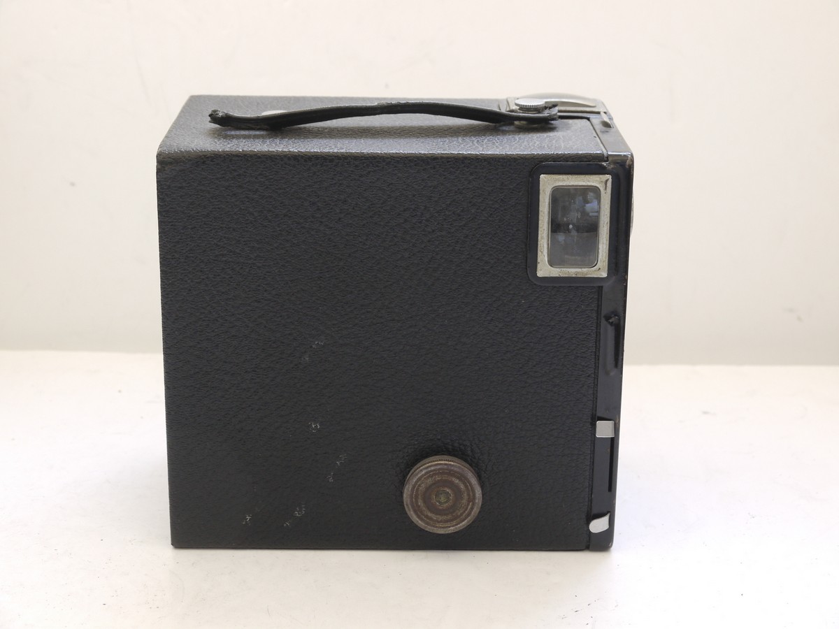 mwclassiccameras-20210716-329 Kodak Target Brownie Six-16 leatherette covered Box camera with metallic Art-Deco patterned front c1941-46. With handle