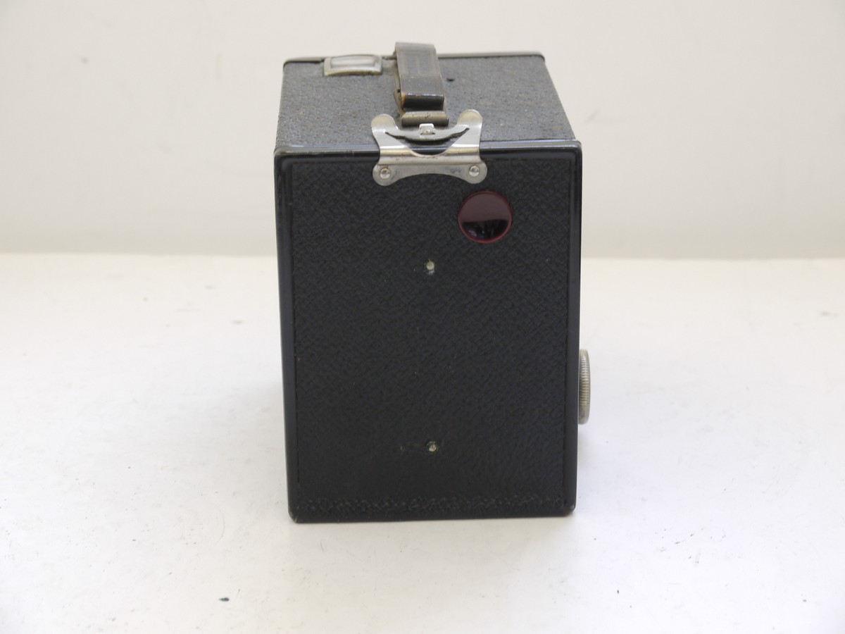 mwclassiccameras-20210716-340 Kodak Six-20 Brownie B (UK Type) metal box camera c1930s with Vertical Striped Art-Deco front with Close-Up Portrait setting. With handle