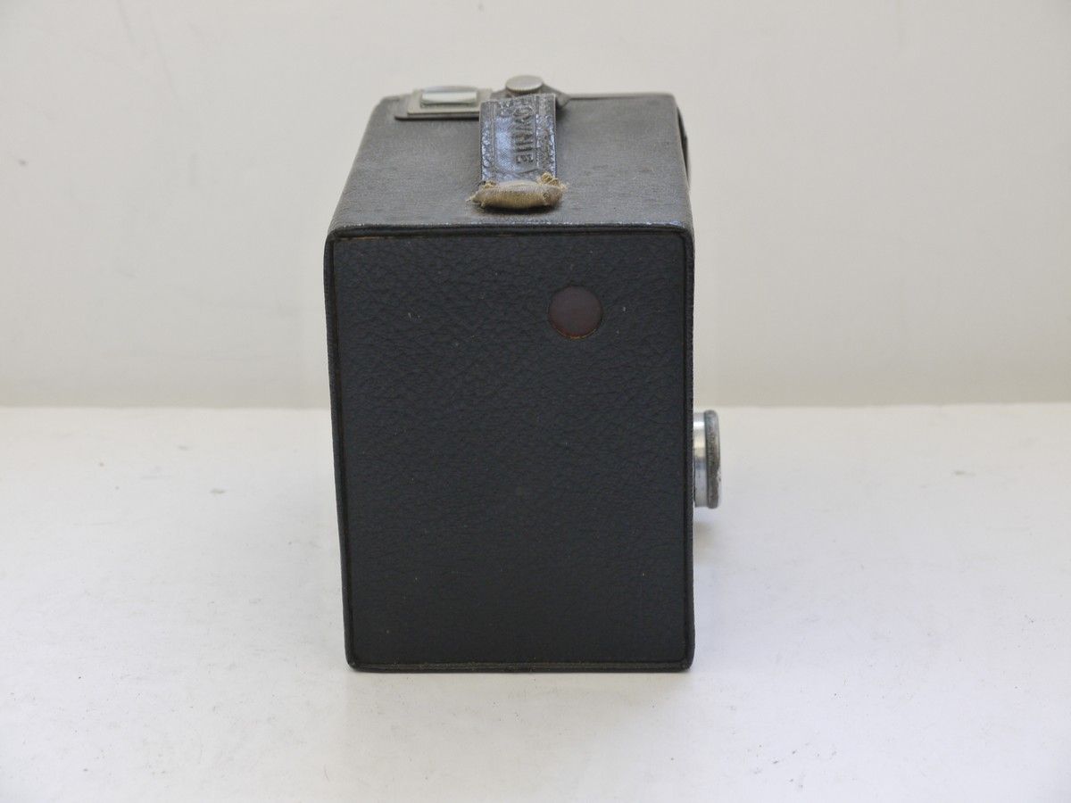 mwclassiccameras-20210716-344 Kodak Target Brownie Six-20 leatherette covered Box camera with metallic Art-Deco patterned front c1941-46. With handle