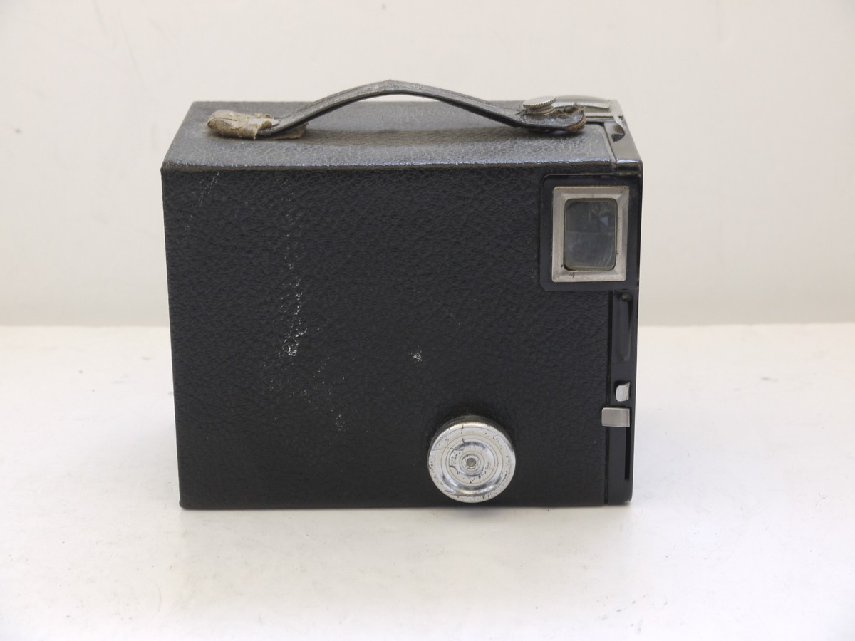 mwclassiccameras-20210716-345 Kodak Target Brownie Six-20 leatherette covered Box camera with metallic Art-Deco patterned front c1941-46. With handle