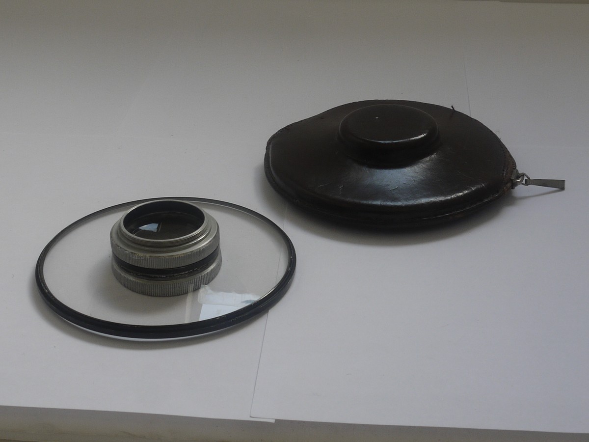 mwclassiccameras-20210806-49 Schneider 35mm screw-in Proximeter II cluse-Up lens/rangefinder lens. Outer part designed to cover most rangefinder cameras. Mount removable. With leather case