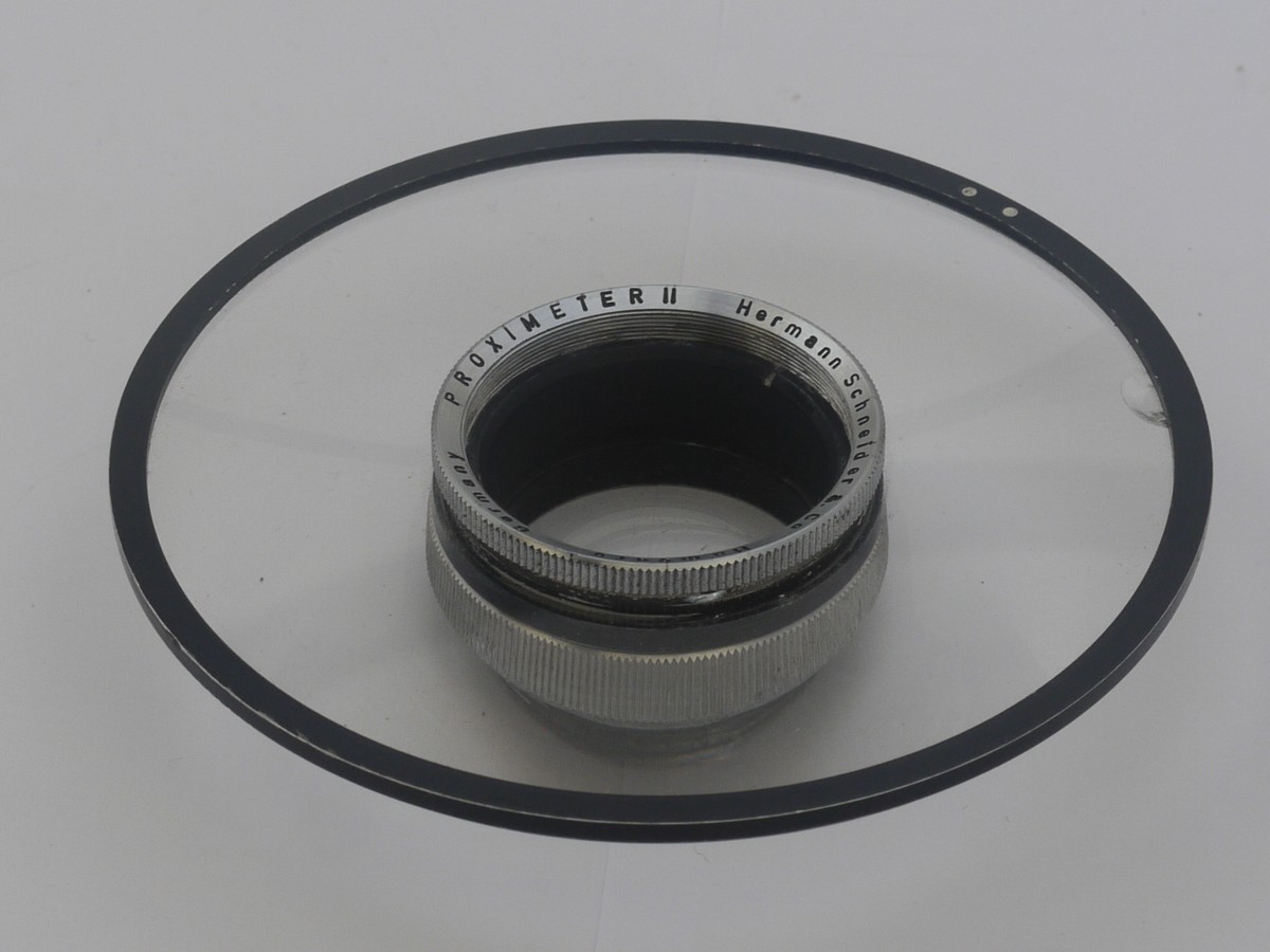 mwclassiccameras-20210806-50 Schneider 35mm screw-in Proximeter II cluse-Up lens/rangefinder lens. Outer part designed to cover most rangefinder cameras. Mount removable. With leather case