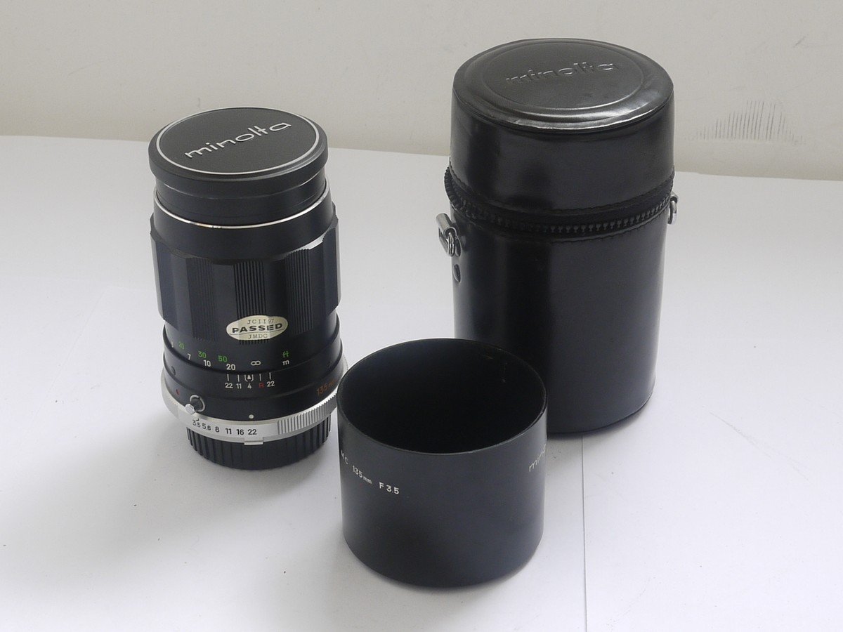 mwclassiccameras-20210820-113 Minolta 135mm f3.5 MC Tele-Rokkor-QD manual focus early Minolta SLR lens + makers metal lens hood, caps & case