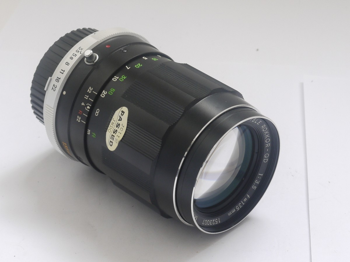 mwclassiccameras-20210820-114 Minolta 135mm f3.5 MC Tele-Rokkor-QD manual focus early Minolta SLR lens + makers metal lens hood, caps & case