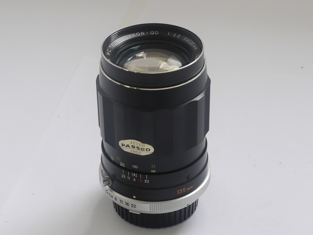 mwclassiccameras-20210820-116 Minolta 135mm f3.5 MC Tele-Rokkor-QD manual focus early Minolta SLR lens + makers metal lens hood, caps & case