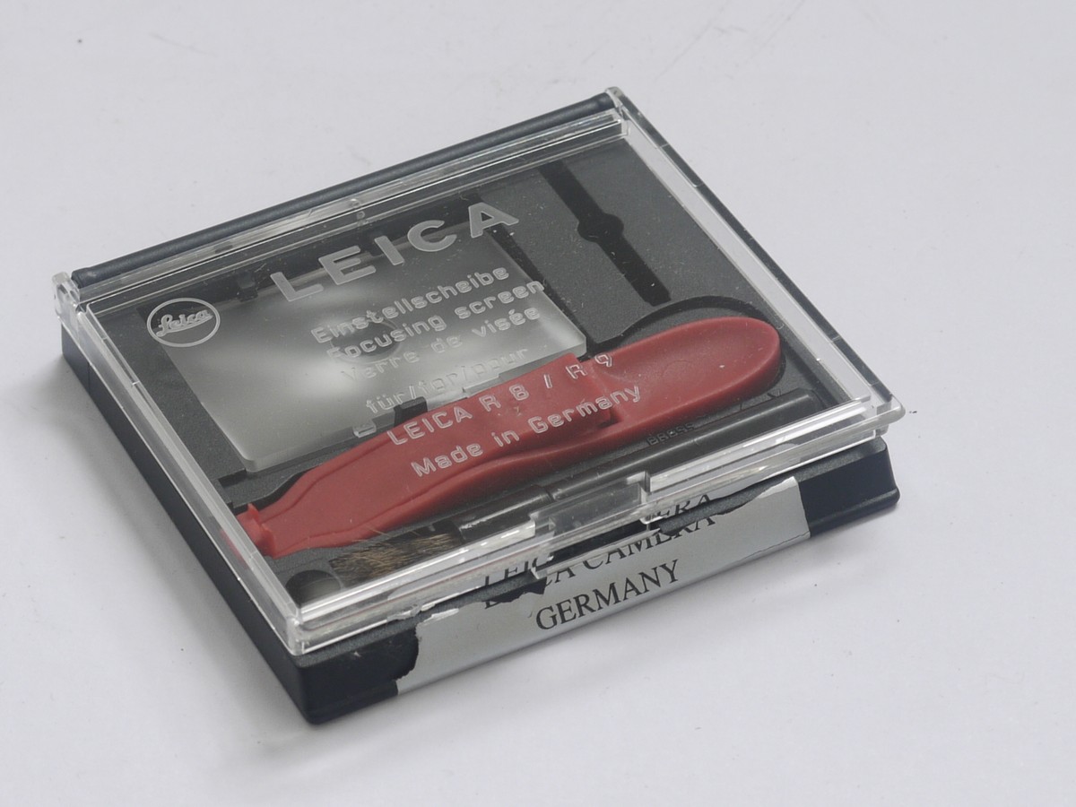 mwclassiccameras-20210827-210 Leitz Ground glass Focusing screen (with centre circle) for R8/R9, with tweezers, brush & keeper case (14344)