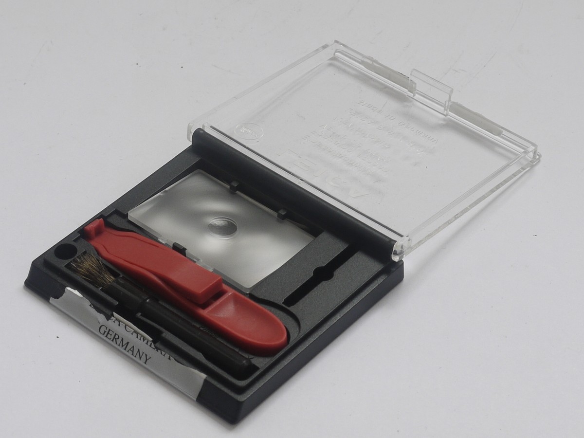 mwclassiccameras-20210827-211 Leitz Ground glass Focusing screen (with centre circle) for R8/R9, with tweezers, brush & keeper case (14344)