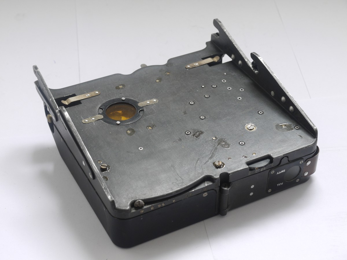 mwclassiccameras-20210903-159 G.G.S Recorder (Spitfire Giro Gunsight Recorder) Mk3 Film back, with British Military markings 14A/4196 in original fitted wooden box & out card box, with packaging. Used in Cockpit for recording pictures from the Spitfire Aircraft Gun camera