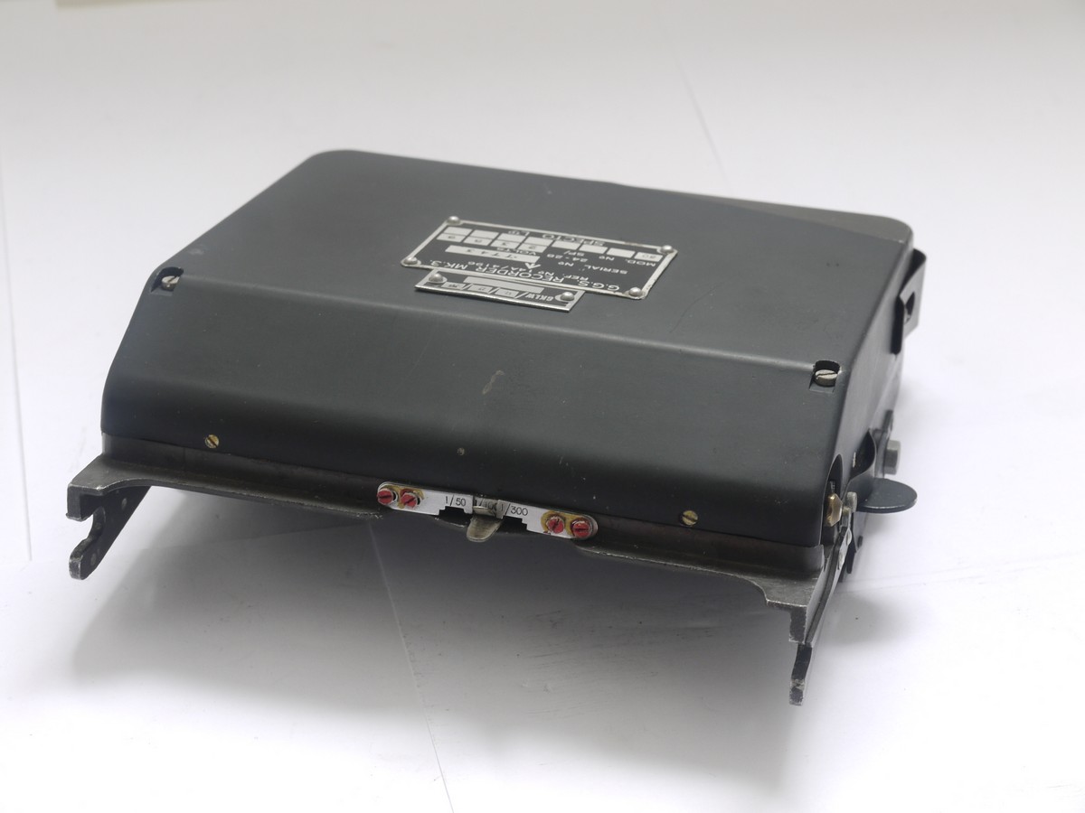 mwclassiccameras-20210903-160 G.G.S Recorder (Spitfire Giro Gunsight Recorder) Mk3 Film back, with British Military markings 14A/4196 in original fitted wooden box & out card box, with packaging. Used in Cockpit for recording pictures from the Spitfire Aircraft Gun camera