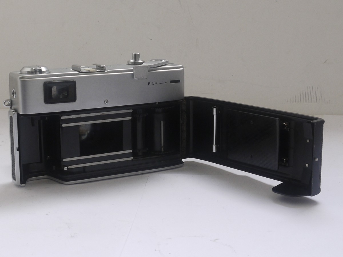 mwclassiccameras-20210909-58 Minolta Himatic 9 35mm coupled rangefinder CDS auto metered camera with 45mm f1.7 Rokkor-PF lens + lens hood