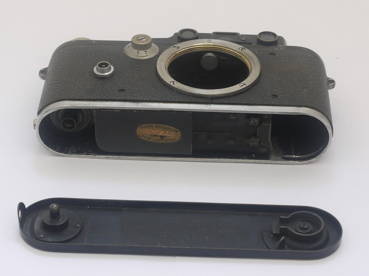 mwclassiccameras-20210917-29 Leica II black & nickel body (No.111966) with added flash synch on body front