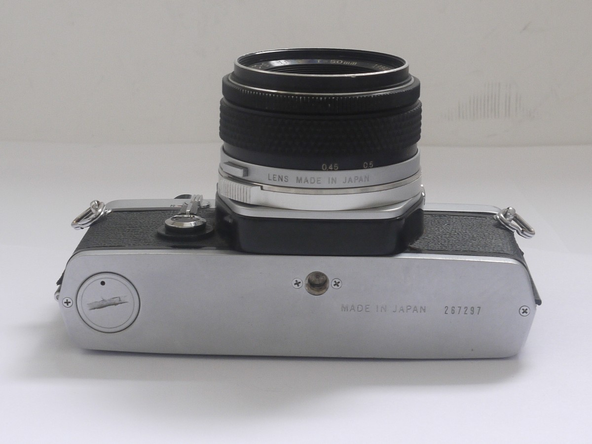 mwclassiccameras-20211001-10 Olympus OM-1 35mm SLR, chrome + 50mm f1.8 Zuiko lens with chrome front rim