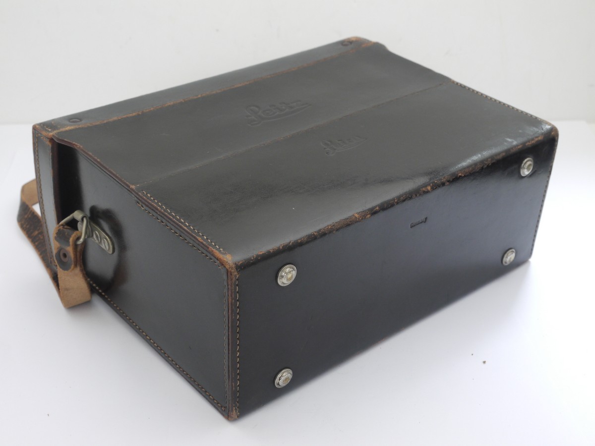 mwclassiccameras-20211001-102 Leitz hard brown leather carrying case with strap, for Leicina cine camera and/or telephoto lens, with thin internal compatments at each end. 250 x 100 x 185mm