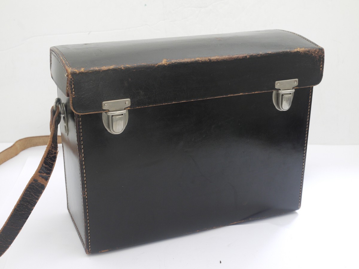 mwclassiccameras-20211001-103 Leitz hard brown leather carrying case with strap, for Leicina cine camera and/or telephoto lens, with thin internal compatments at each end. 250 x 100 x 185mm