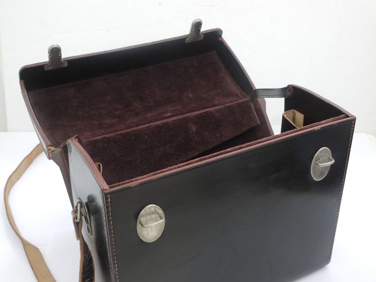 mwclassiccameras-20211001-104 Leitz hard brown leather carrying case with strap, for Leicina cine camera and/or telephoto lens, with thin internal compatments at each end. 250 x 100 x 185mm