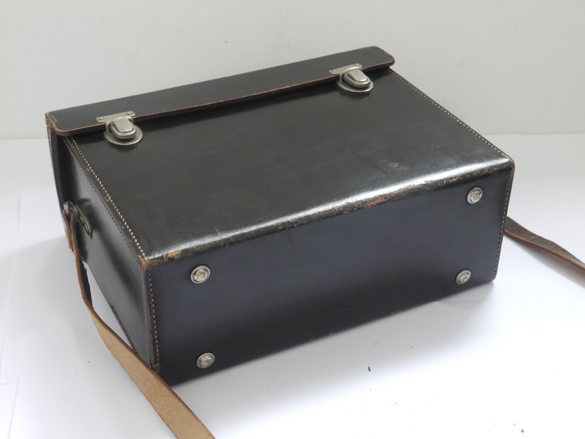 mwclassiccameras-20211001-105 Leitz hard brown leather carrying case with strap, for Leicina cine camera and/or telephoto lens, with thin internal compatments at each end. 250 x 100 x 185mm