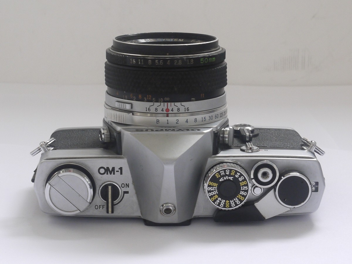mwclassiccameras-20211001-9 Olympus OM-1 35mm SLR, chrome + 50mm f1.8 Zuiko lens with chrome front rim