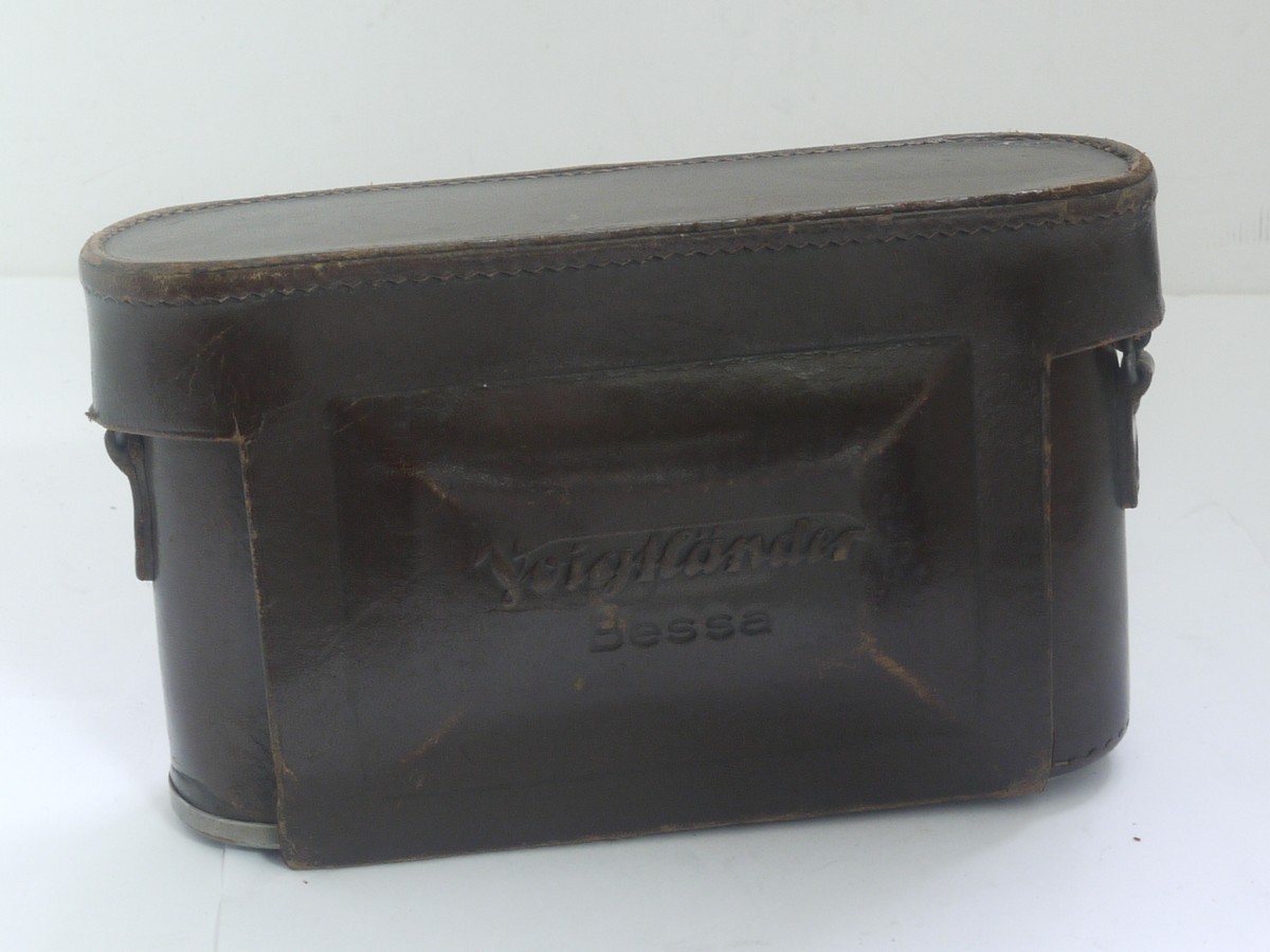 mwclassiccameras-20211008-100 Leitz brown leather ER case with strap, for Post-War Leica L39 cameras, with flat front & small tripod screw