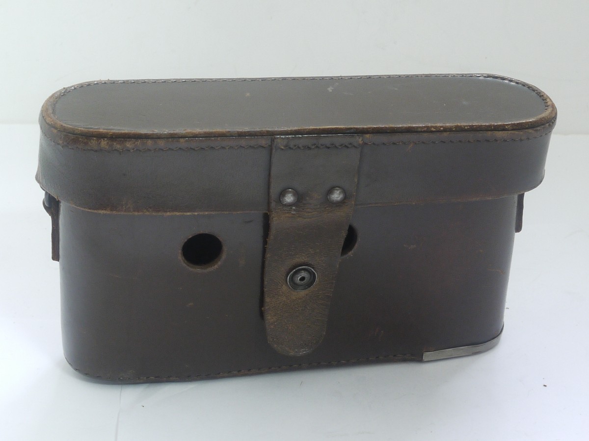 mwclassiccameras-20211008-101 Leitz brown leather ER case with strap, for Post-War Leica L39 cameras, with flat front & small tripod screw