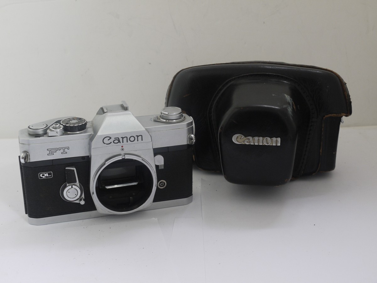 mwclassiccameras-20211008-157 Canon FTQL 35mm SLR body, chrome + ER case
