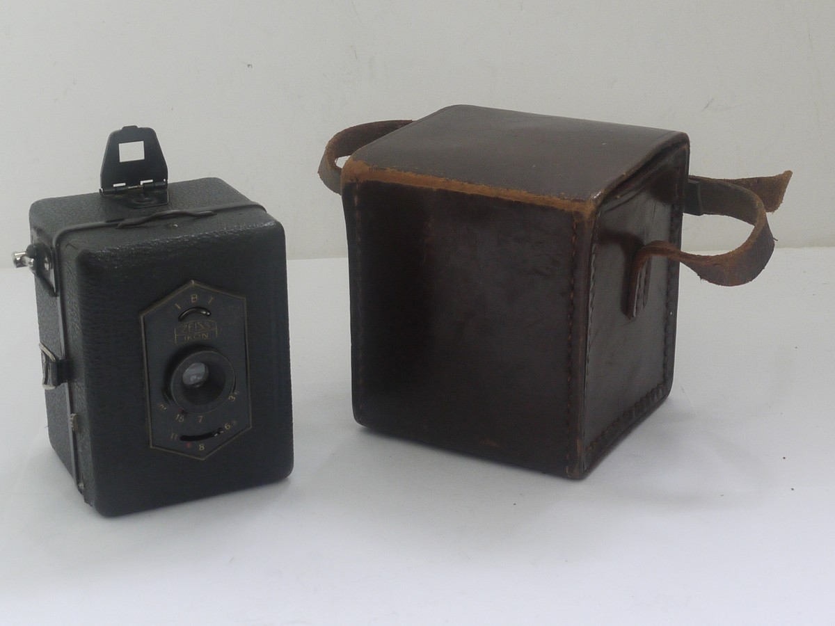 mwclassiccameras-20211008-19 Zeiss Ikon Baby Box Tengor 2x4cm on 127 film, complete with makers leather case