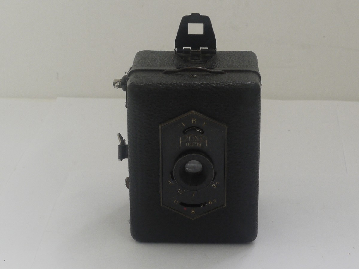 mwclassiccameras-20211008-20 Zeiss Ikon Baby Box Tengor 2x4cm on 127 film, complete with makers leather case