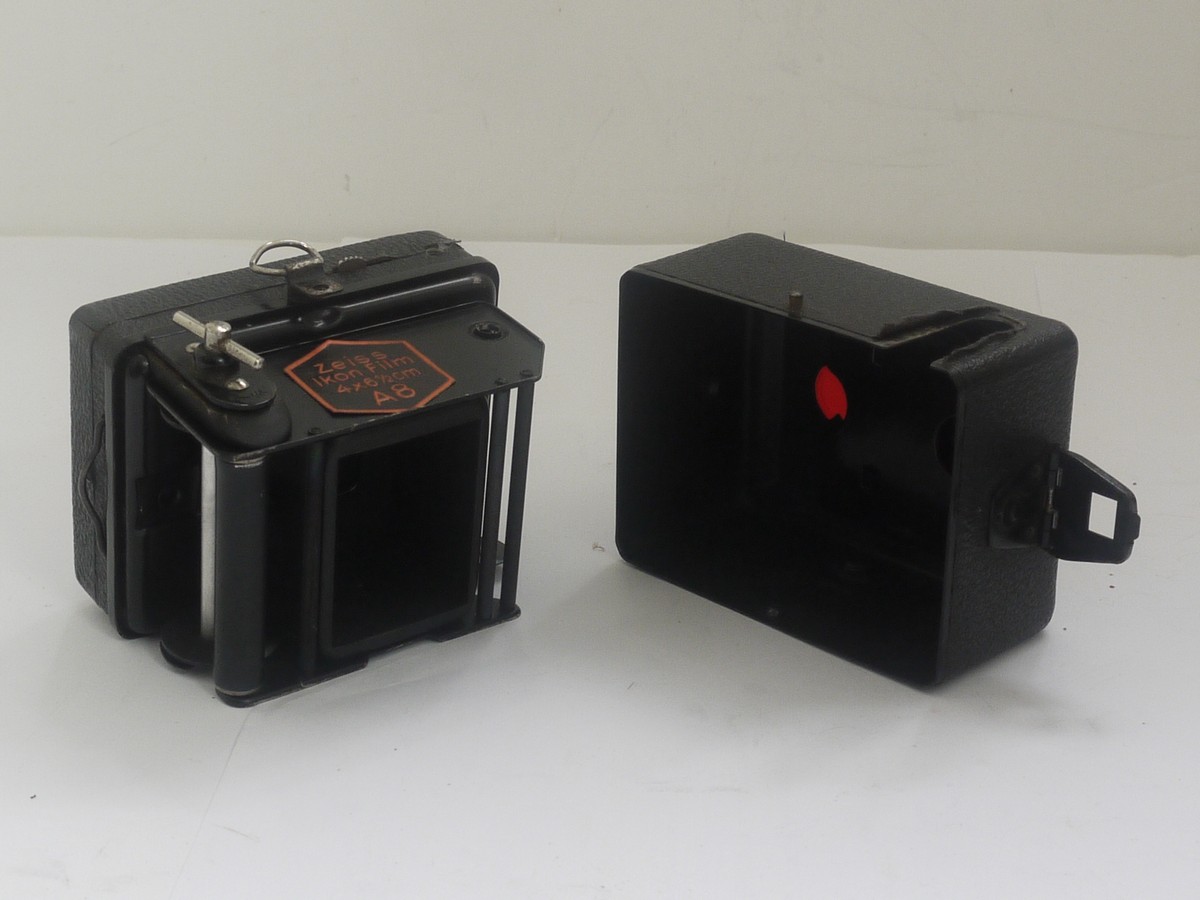 mwclassiccameras-20211008-24 Zeiss Ikon Baby Box Tengor 2x4cm on 127 film, complete with makers leather case